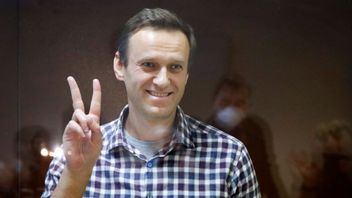  In this Saturday, Feb. 20, 2021 file photo, Russian opposition leader Alexei Navalny gestures as he stands in a cage in the Babuskinsky District Court in Moscow, Russia. Navalny marked the anniversary of a poisoning attack against him on Friday, Aug. 20 by urging global leaders to step up fight against corruption and target tycoons close to Russian President Vladimir Putin. Photo: Alexander Zemlianichenko/AP/TT