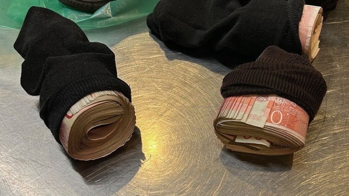 Kontanter gömda i strumpor som togs i beslag på Arlanda hösten 2023. Sammanlagt togs hundratusentals kronor i ärendet som lämnades över till polisen. Foto: TULLVERKET