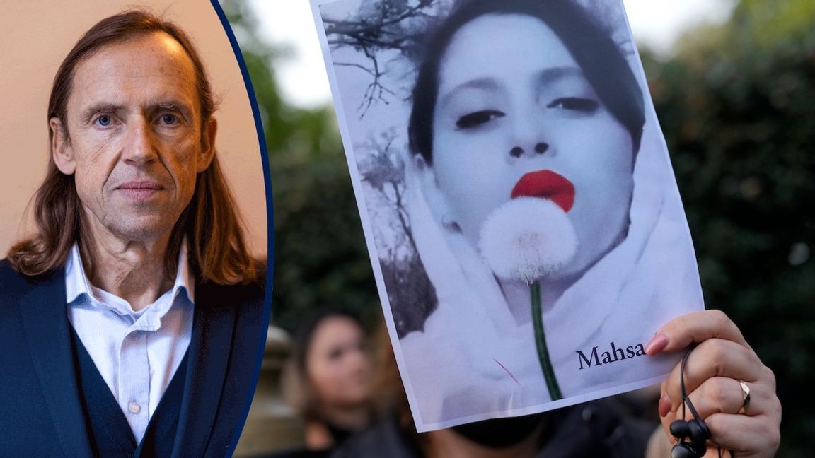 En demonstrant i London håller upp en bild på Masha Amini som dödades av den iranska regimens moralpolis. Foto: Alastair Grant/AP/TT