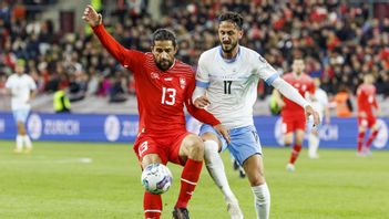 Det israeliska fotbollsproffset, mittfältaren Sagiv Jehezkel (t.h.) har fått sparken av sin turkiska klubb Antalayaspor och gripits av polis sedan han visat upp ett budskap med stöd för Israel under en match i den turkiska förstaligan. Arkivbild Foto: SALVATORE DI NOLFI/AP/TT