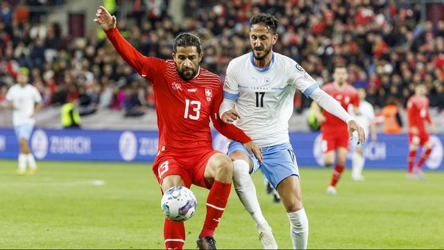 Det israeliska fotbollsproffset, mittfältaren Sagiv Jehezkel (t.h.) har fått sparken av sin turkiska klubb Antalayaspor och gripits av polis sedan han visat upp ett budskap med stöd för Israel under en match i den turkiska förstaligan. Arkivbild Foto: SALVATORE DI NOLFI/AP/TT