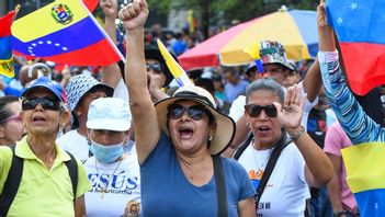 Demonstranter i staden Valenica, Venezuela, protesterar mot att Nicolás Maduro klamrar sig fast vid makten. Foto: JACINTO OLIVEROS/AP/TT