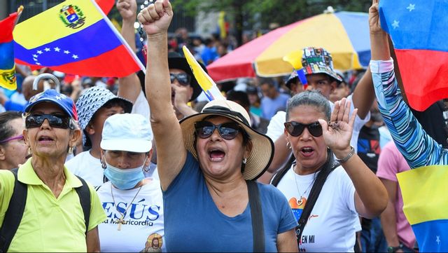Demonstranter i staden Valenica, Venezuela, protesterar mot att Nicolás Maduro klamrar sig fast vid makten. Foto: JACINTO OLIVEROS/AP/TT