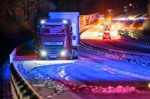 Ett flertal lastbilar bärgades på E22 i höjd med Kristianstad under fredagskvällen när snöovädret slog till i Skåne. Johan Nilsson / TT