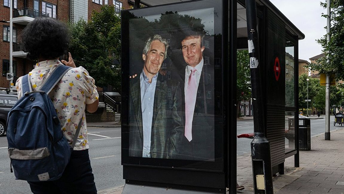 Affisch med bild på Jeffrey Epstein och Donald Trump uppsatt vid en busskur i London nära den amerikanska ambassaden. Foto: Thomas Krych/AP/TT