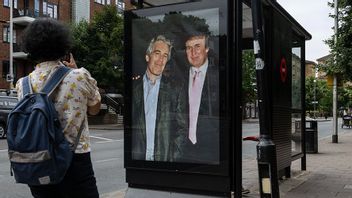 Affisch med bild på Jeffrey Epstein och Donald Trump uppsatt vid en busskur i London nära den amerikanska ambassaden. Foto: Thomas Krych/AP/TT