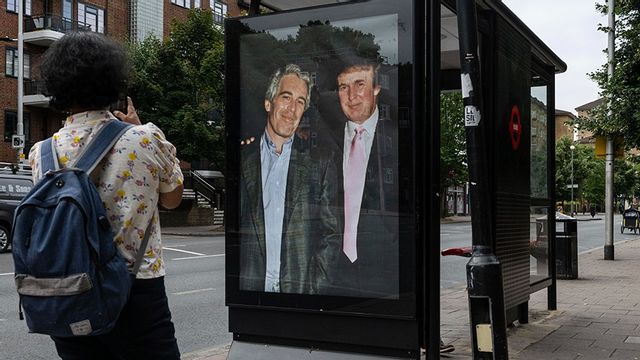 Affisch med bild på Jeffrey Epstein och Donald Trump uppsatt vid en busskur i London nära den amerikanska ambassaden. Foto: Thomas Krych/AP/TT