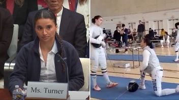 En ikonisk bild. Stephanie Turner gick hellre ned på knä och gav upp än att tvingas fäktas mot mannen Redmond Sullivan. Foto: Icons Women