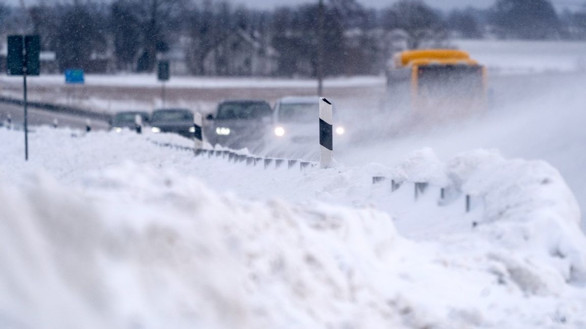 Kraftiga snöbyar drar in över Uppland och Gotland. Foto: Johan Nilsson/TT