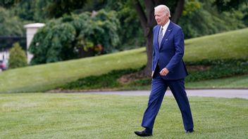 Den amerikanske presidenten Joe Biden lämnar Vita huset. Foto: Susan Walsh/AP/TT
