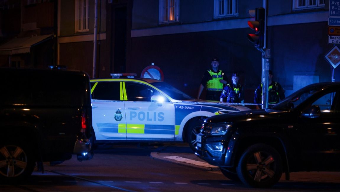 Polis på plats i centrala Norrköping på måndagskvällen. Foto: Magnus Andersson/TT