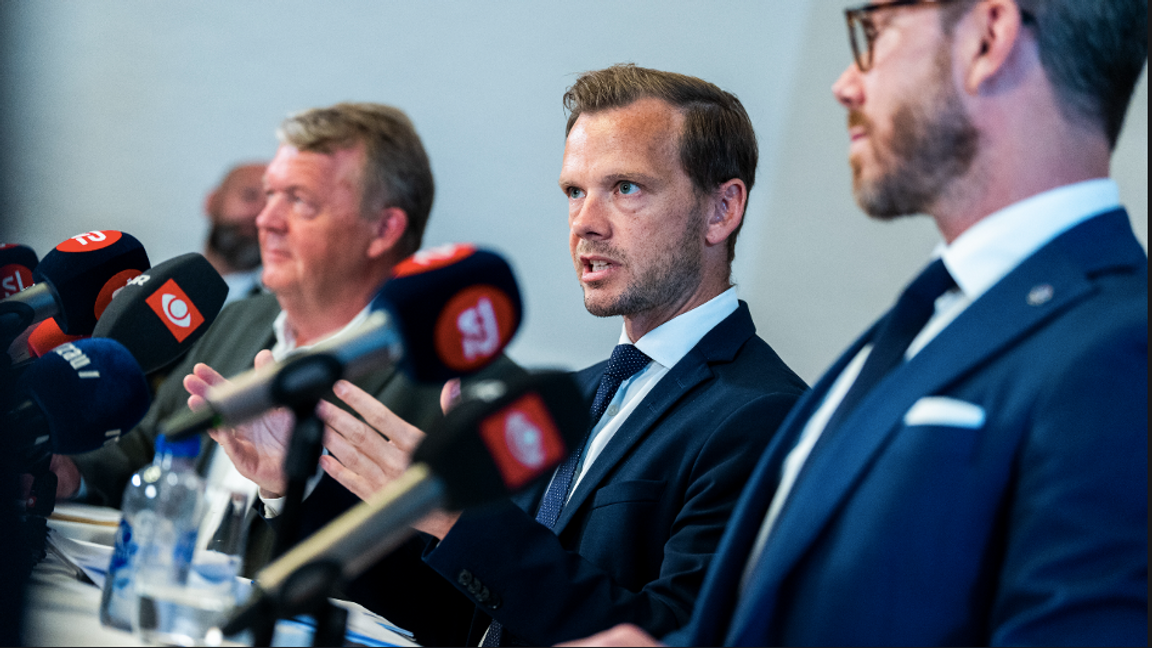 Utrikesminister Lars Loekke Rasmussen, justitieminister Peter Hummelgaard och vice premiärminister Jakob Ellemann-Jensen presenterar fredagen den 25 augusti 2023 ett lagförslag om koranförbud i Köpenhamn. Foto: Martin Sylvest