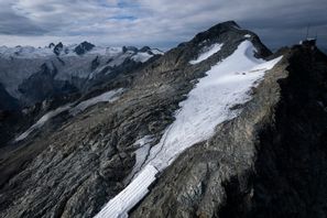 Olyckan skedde två minuter efter att planet lyft från flygplatsen Samedan i närheten av S:t Moritz i Schweiz. Arkivbild från glaciären Corvatsch som ligger nära flygplatsen. Gian Ehrenzeller/Keystone via AP/TT