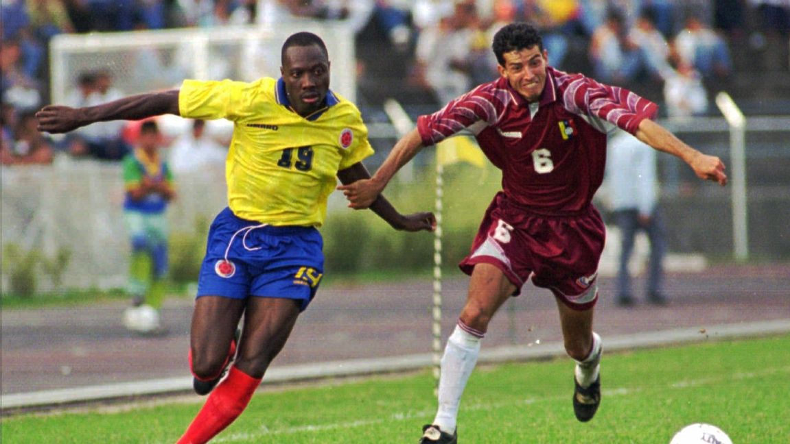 Freddy Rincón, till vänster, i en VM-kvalmatch borta mot Elvis Martinez Venezuela i december 1996. Arkivbild. Foto: Jose Caruci/AP/TT 