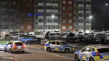 Polis på plats i måndags kväll efter skottlossningen där två personer dödades. Björn Larsson Rosvall/TT
