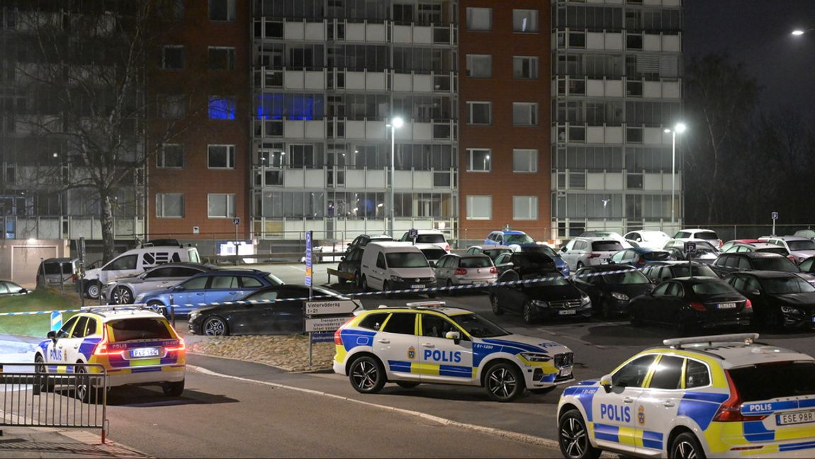 Polis på plats i måndags kväll efter skottlossningen där två personer dödades. Björn Larsson Rosvall/TT