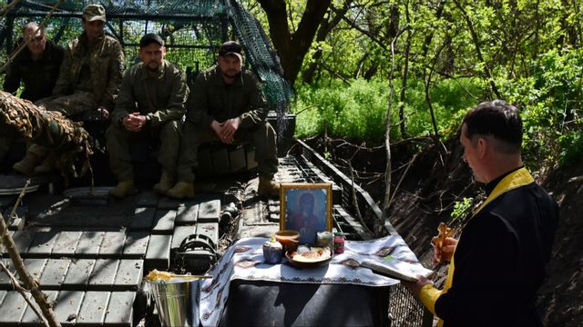 En fältpräst håller påskgudstjänst för ukrainska soldater i den 65:e brigaden vid frontlinjen i Zaporizjzjaregionen på påskdagen den 20 april 2025. Foto: Andriy Andriyenko/Ukrainas 65:e mekaniserade brigad via AP