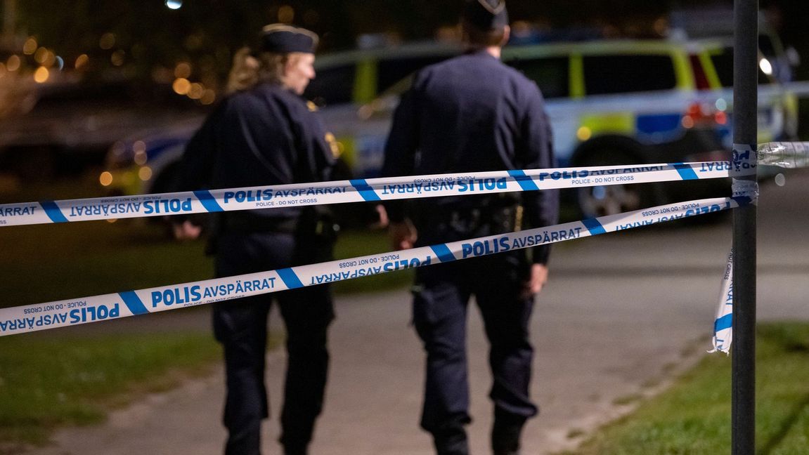 Polisen säkrar spår på platsen i Farsta där en man sköts till döds och en 16-årig pojke skadades svårt i oktober. Foto: Johan Nilsson/TT  (Arkivbild)