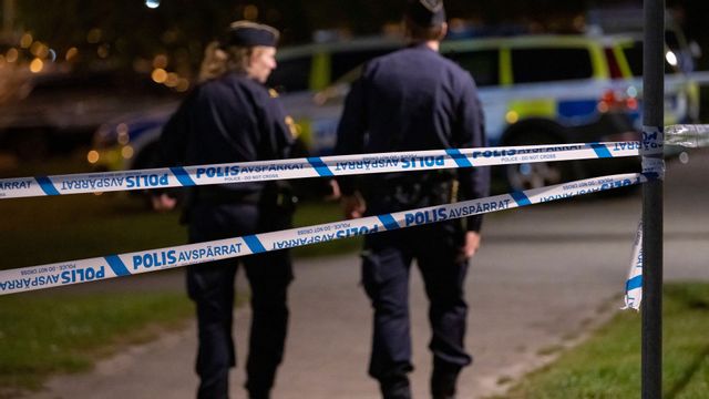 Polisen säkrar spår på platsen i Farsta där en man sköts till döds och en 16-årig pojke skadades svårt i oktober. Foto: Johan Nilsson/TT (Arkivbild)