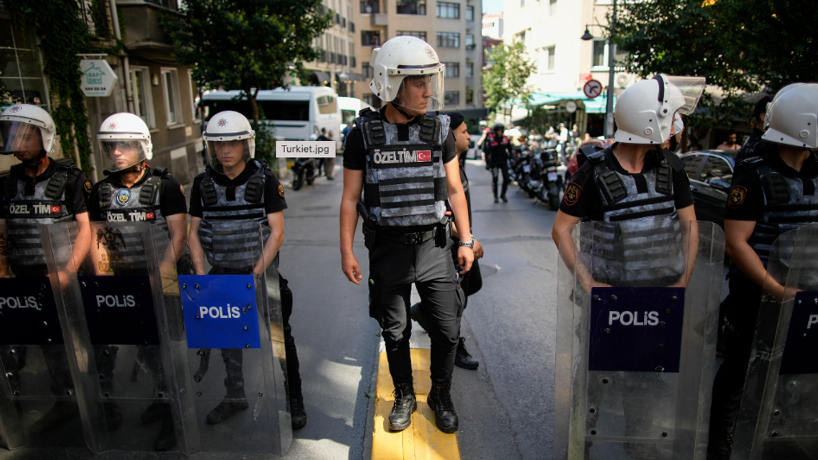 Turkisk polis blockerar en väg under Prideparaden i Istanbul där över 50 personer gripits. Foto: Emrah Gurel