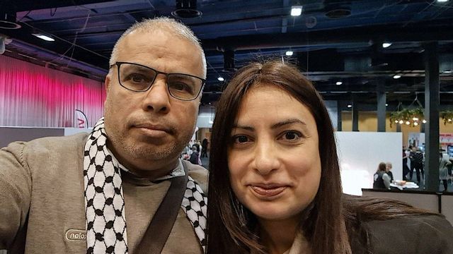 Islam Qatesh och Vänsterpartiets partiledare Nooshi Dadgostar. Foto: Faksimil X
