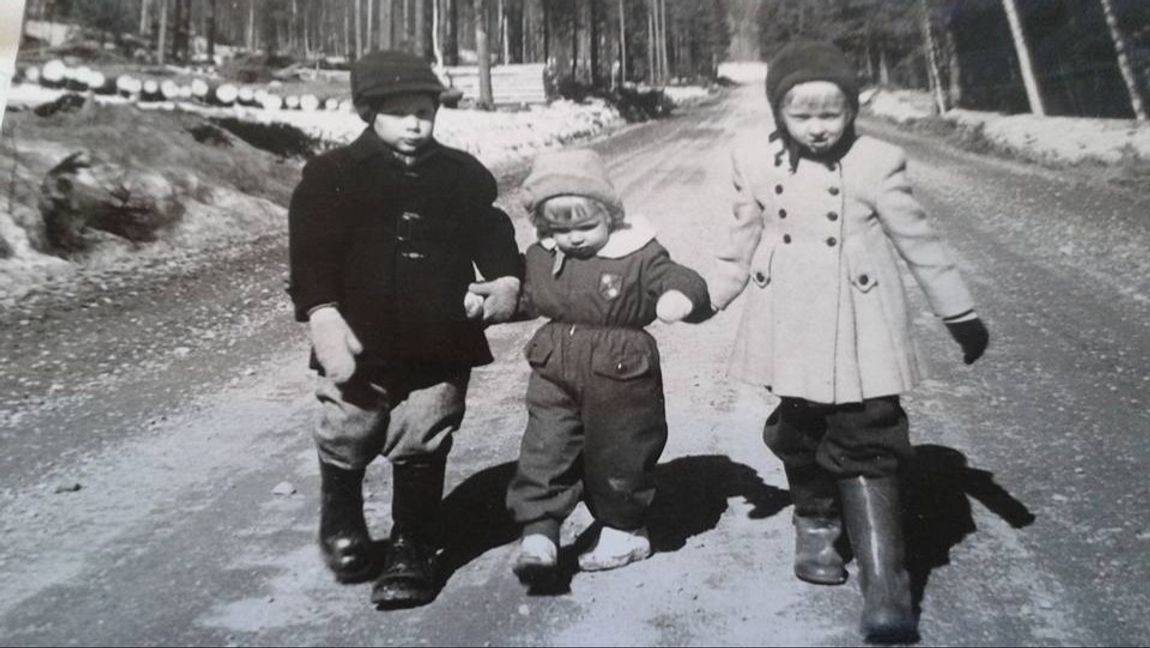 Författaren på promenad med sina storasyskon Per och Kari i Söder Rälta. Foto: Erik Sparf