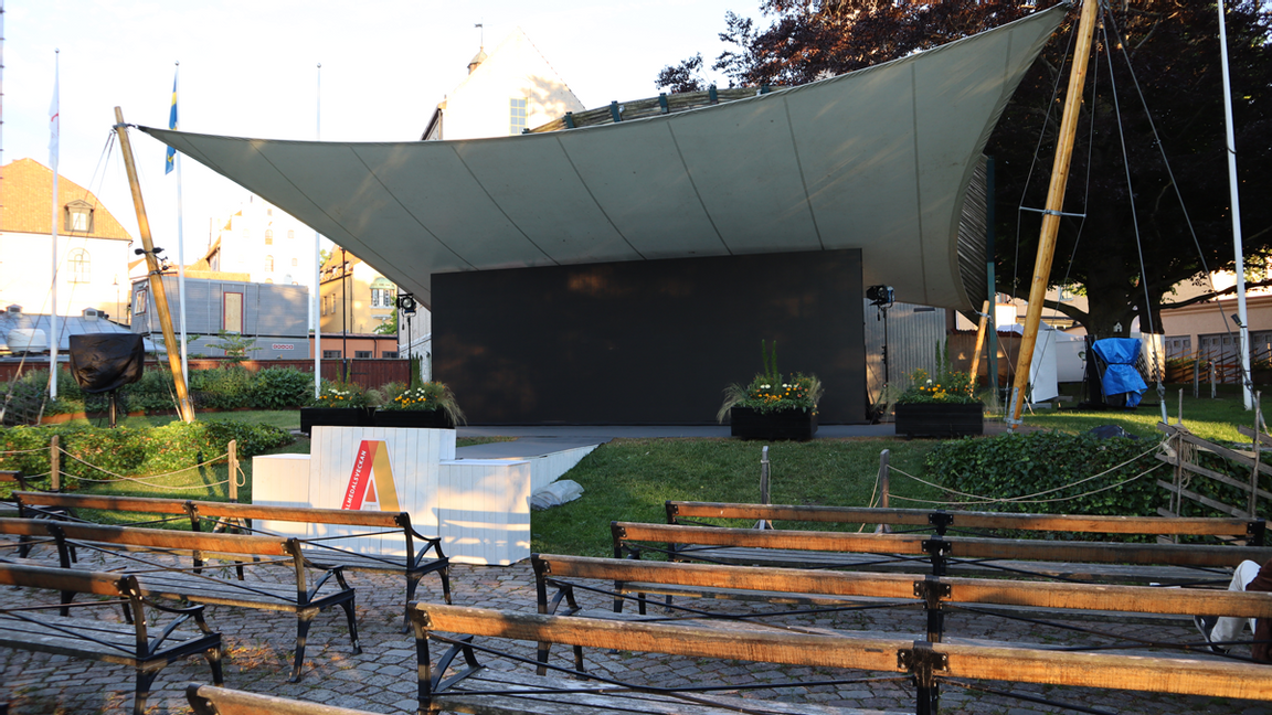 Scenen i Almedalen i Visby på Gotland. Foto: VisbyStar, CC BY-SA 4.0 via Wikimedia Commons 