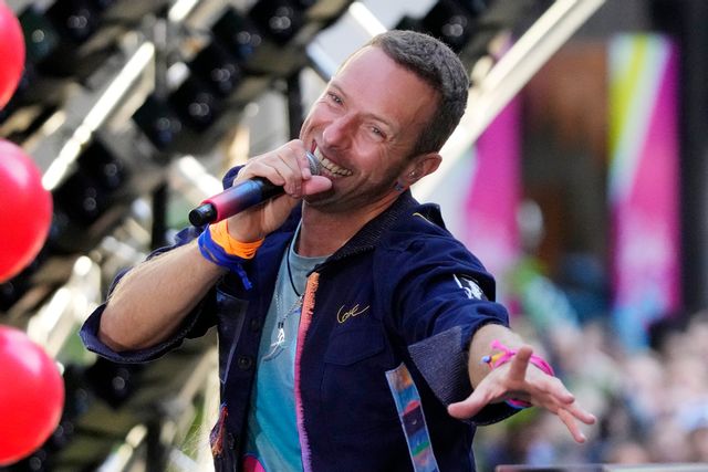 Frontmannen Chris Martin i Coldplay kommenterade parets beteende när de dök upp i en så kallad kysskameran under en konsert. Arkivbild. Foto: Charles Sykes/Invision/AP/TT