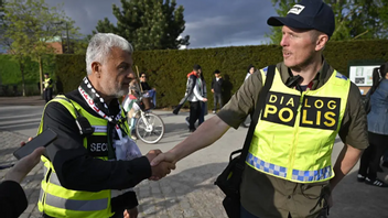 Nabil Abdulmajid, arrangör, och Daniel Håkansson, dialogpolis, vid Stoppa Israel-demonstrationen som går mellan Stortorget och Mölleplatsen i Malmö, Sverige, lördag 11 maj, 2024. Nätverket Stoppa Israel höll även på lördagen en demonstration som vänder sig mot Israels deltagande i den 68:e upplagan av Eurovision Song Contest (ESC) i Malmö Arena. Foto: Johan Nilsson / TT