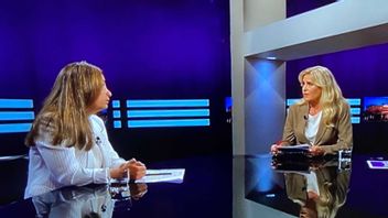 Nooshi Dadgostar, (V), intervjuas i kvällens Agenda. Foto: Skärmbild av SVT:s sändning.