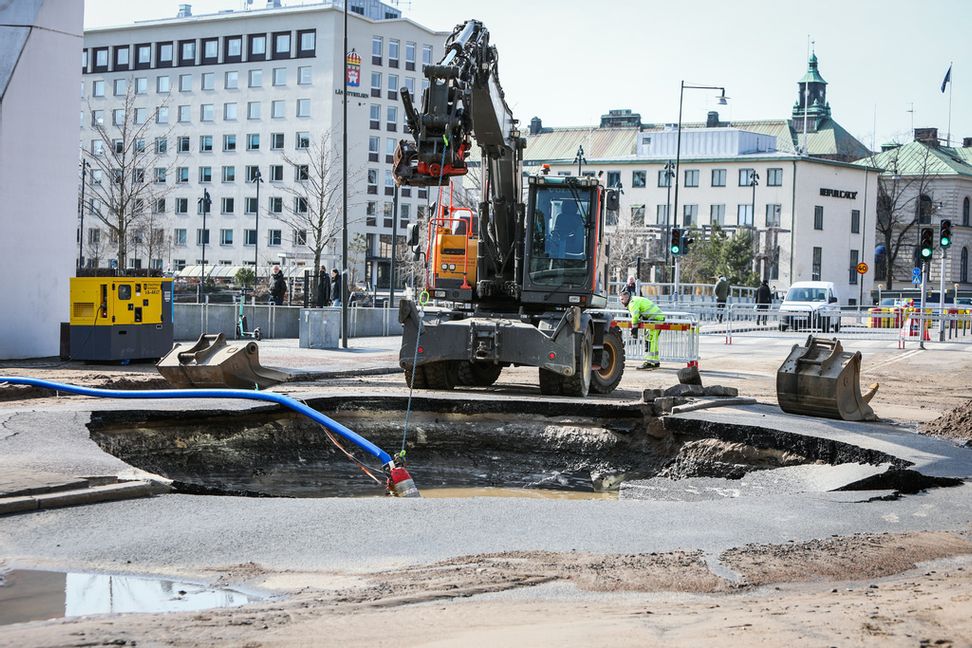Den stora vattenläckan skapade ett slukhål mitt i gatan i centrala Jönköping. Bild från måndagen. Mattias Landström/TT