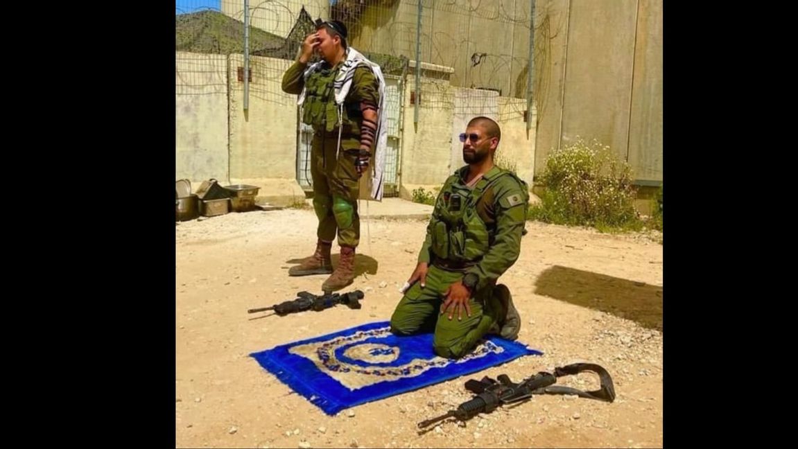 En judisk och en muslimsk soldat i Israels armé ber sida vid sida. En bild svenska medier brukar vara ointresserad av Foto: Israel Defense Forces