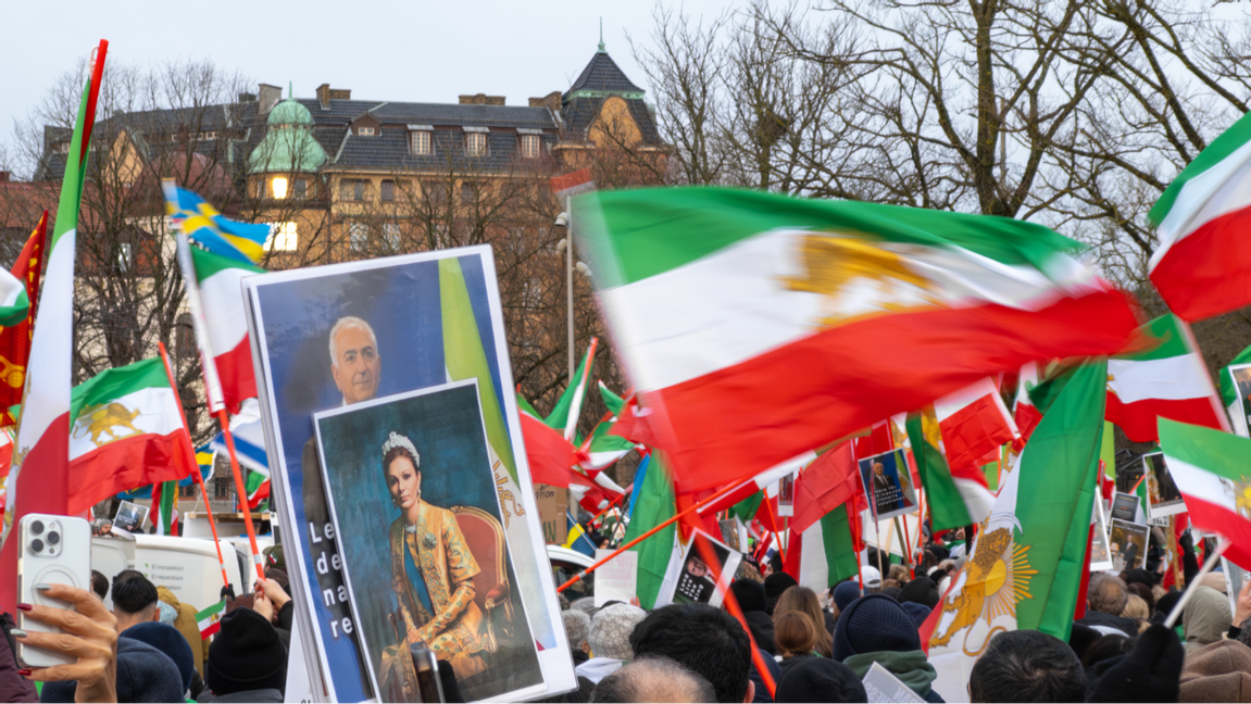 Iranska rojalister visar sitt stöd för kronprinsen i Göteborg. Foto: Crannofonix News, CC BY 4.0, via Wikimedia Commons