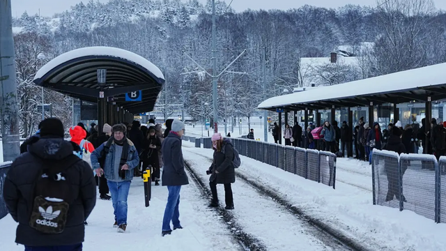 Spårvagnarna i Göteborg står stilla under onsdagen på grund av snöovädret. Foto: Björn Larsson Rosvall/TT
