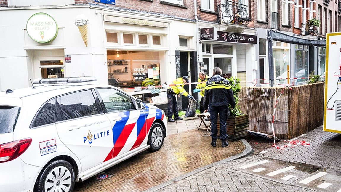 Polisen undersöker brottsplatsen i Amsterdam. Foto: Evert Elzinga/AFP/TT.
