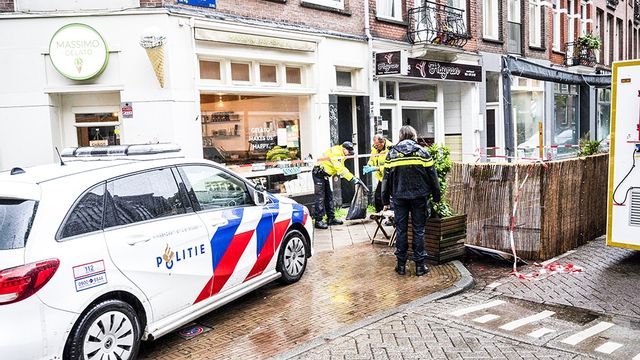 Polisen undersöker brottsplatsen i Amsterdam. Foto: Evert Elzinga/AFP/TT.
