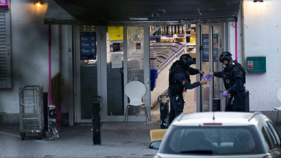 Polis på plats efter en explosion i en butik i Geneta i Södertälje på måndagskvällen. Foto: MICKAN MÖRK/TT