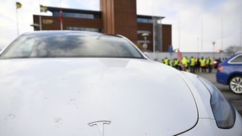 En Teslabil i förgrunden till konfliktande transportarbetare vid Malmö hamn. Arkivbild. Foto: JOHAN NILSSON/TT