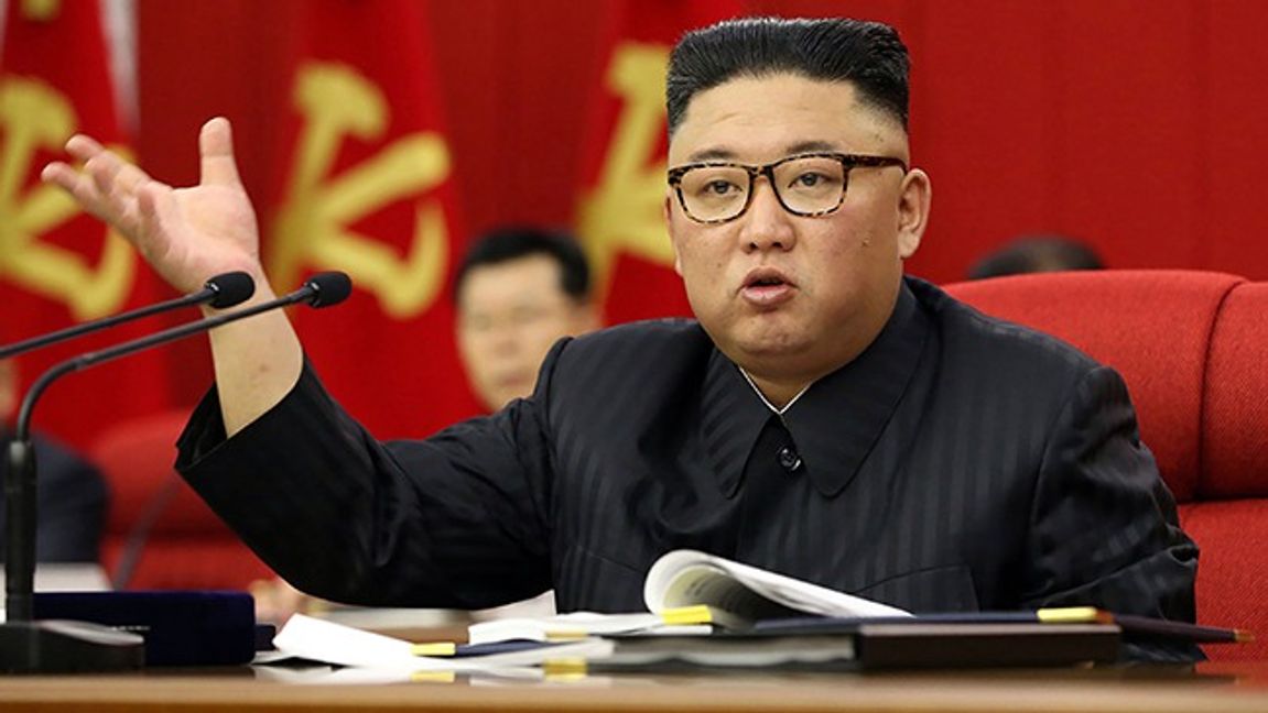 Kim Jong Un talar inför kommunistpartiet på ett möte i Pyongyang. Foto: AP/TT