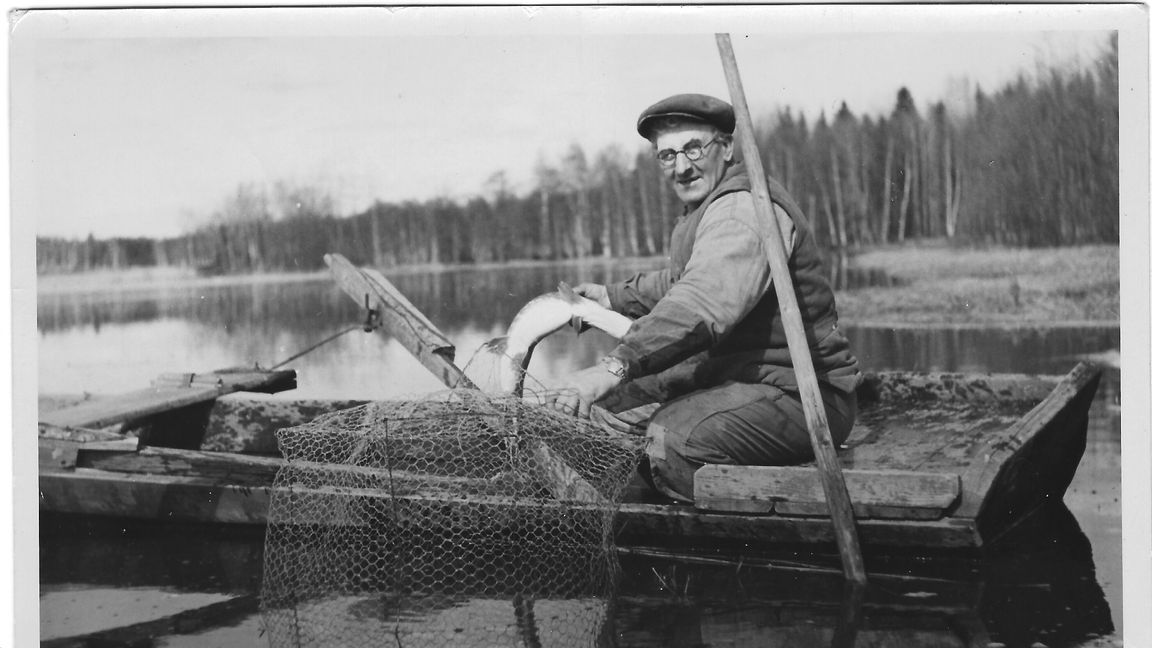 Jans farfar Erik utövar sin frihet och egendomsrätt en vårdag 1953.  