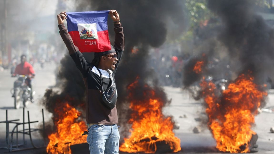 Våldsamma upplopp har brutit ut i Haitis huvudstad Port-au-Prince. Bild från i fredags. Foto: ODELYN JOSEPH/AP/TT