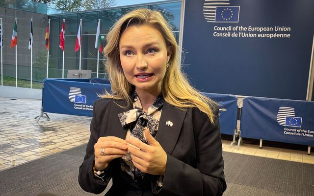 Energi- och näringsminister Ebba Busch (KD) på väg in till måndagens EU-möte i Luxemburg. Foto: Wiktor Nummelin/TT