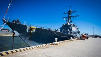 Den amerikanska jagaren USS Gravely ingår i skyddsstyrkan i Röda havet. Arkivbild. Foto: JOHN C. CLARK/AP/TT