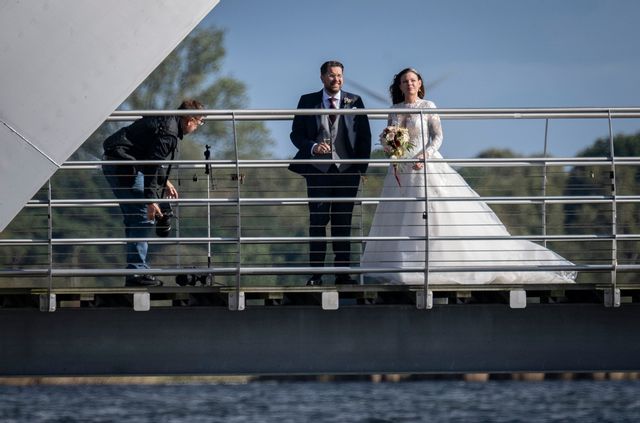 Ömsom sol ömsom spöregn då bröllopsbilderna skulle tas vid bron i Sölvesborg inför bröllopet mellan Sverigedemokraternas partiledare Jimmie Åkesson och Matilda Kärnerup i Slottslängorna i Sölvesborg på lördagen. Johan Nilsson/TT