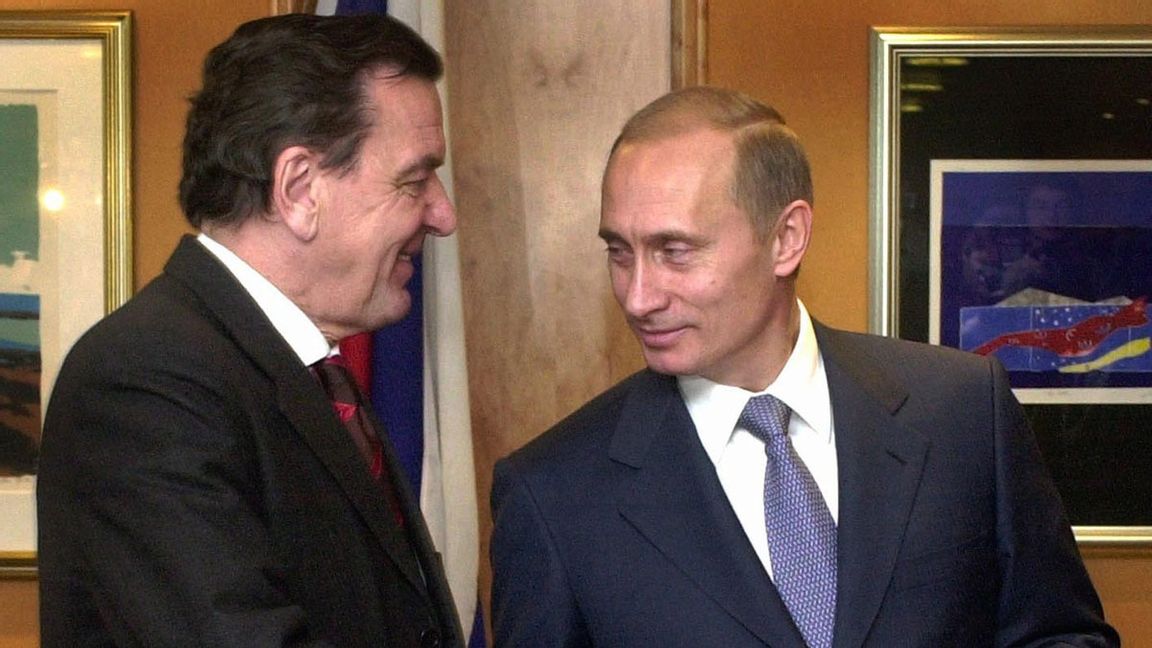 Tysklands tidigare förbundskansler Gerhard Schröder (till vänster) och Rysslands president Vladimir Putin vid ett möte 2002. I dag är Schröder styrelseordförande i ryska oljejätten Rosneft och personlig vän till Putin. Foto: Cornelius Poppe/NTB/TT