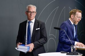 Jan Albert, särskild utredare, och Jakob Forssmed (KD), socialminister, under en pressträff där delbetänkandet från Utredningen om stärkt framtida smittskydd lämnas över till ministern. Foto: Axel Narving/TT