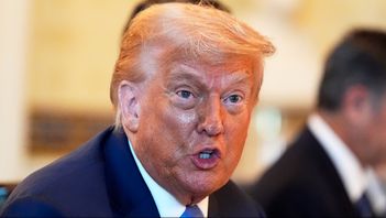 USA:s president Donald Trump talar med pressen i Vita huset samband med en middag med Israels premiärminister Benjamin Netanyahu. Foto: Alex Brandon/AP/TT