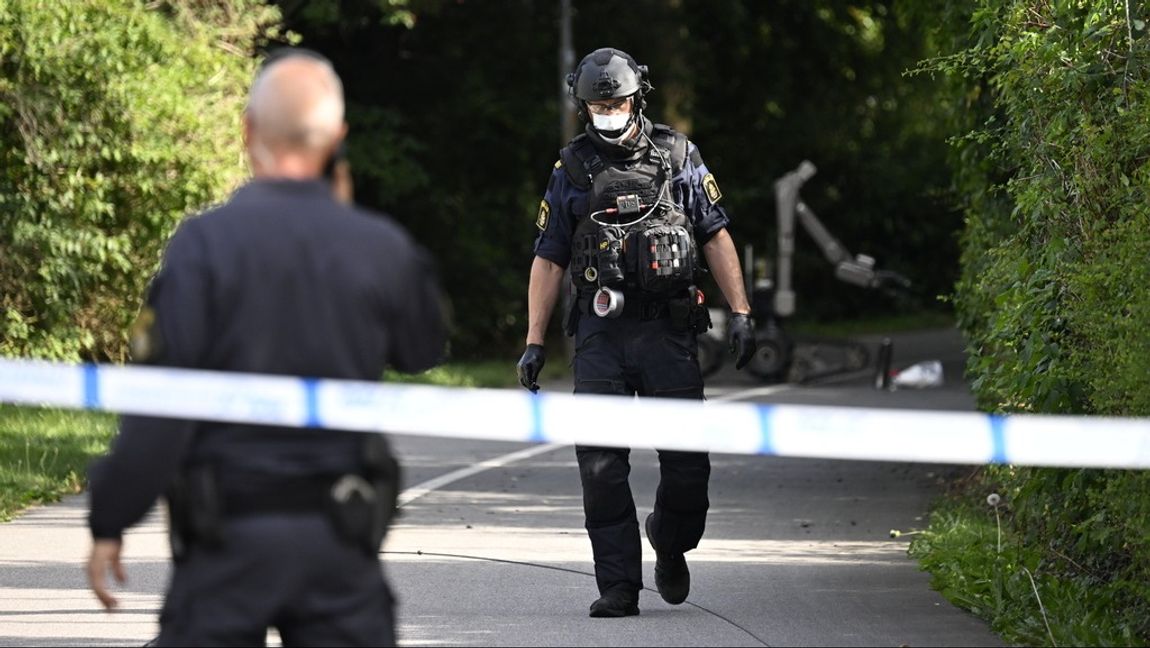 Polis och bombtekniker undersöker ett misstänkt farligt föremål i Malmö på söndagseftermiddagen. Foto: Johan Nilsson/TT