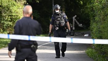 Polis och bombtekniker undersöker ett misstänkt farligt föremål i Malmö på söndagseftermiddagen. Foto: Johan Nilsson/TT