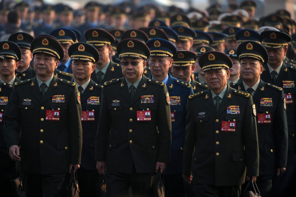 Kinesiska militära delegater marscherar till Folkets stora hall vid Himmelska fridens torg i Peking i mars. Foto: Andy Wong/AP/TT